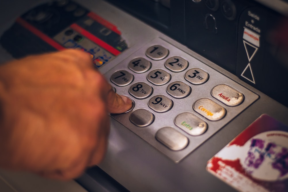 Uang kertas dan koin untuk ilustrasi transaksi deposit dan withdraw