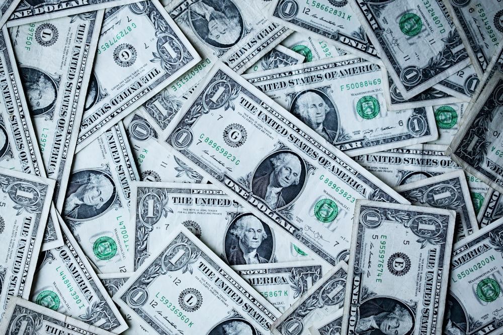 Uang kertas dan koin bernilai dolar